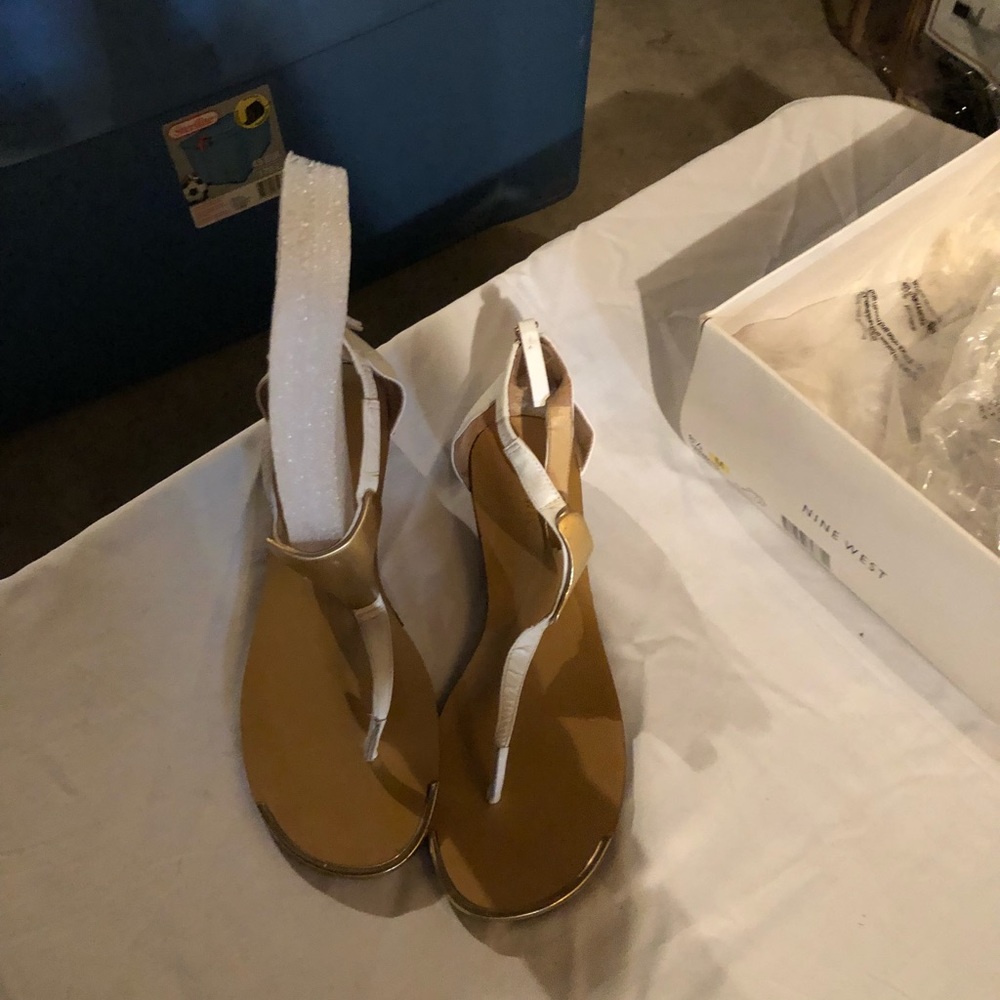 Nine West Thong White w Gold Detail